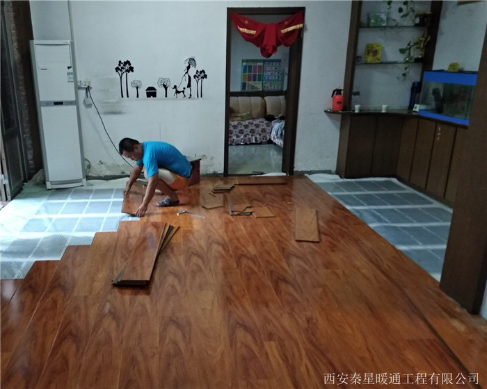 电地暖木地板铺设